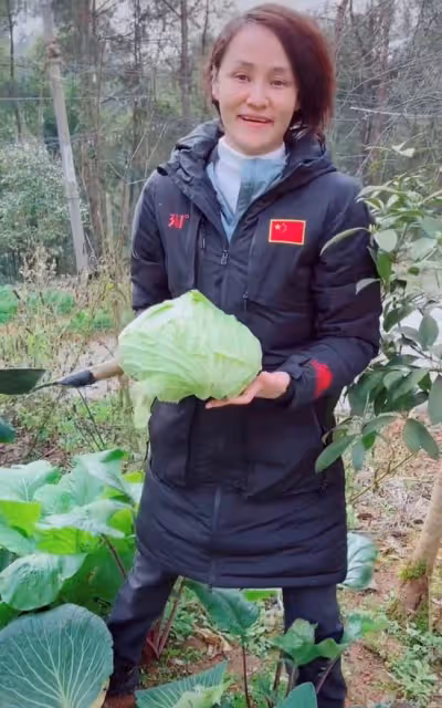 51歲跳水皇后接地氣!打扮樸素親自下田割菜,素顏出鏡似凍齡