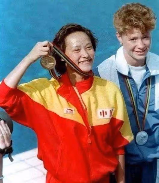51歲跳水皇后接地氣!打扮樸素親自下田割菜,素顏出鏡似凍齡