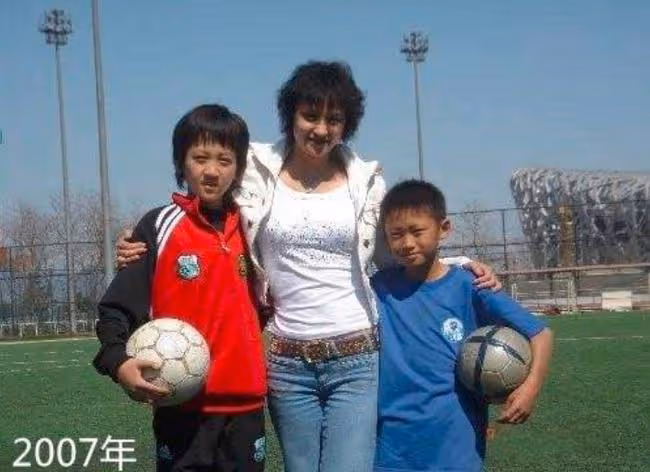 51歲跳水皇后接地氣!打扮樸素親自下田割菜,素顏出鏡似凍齡