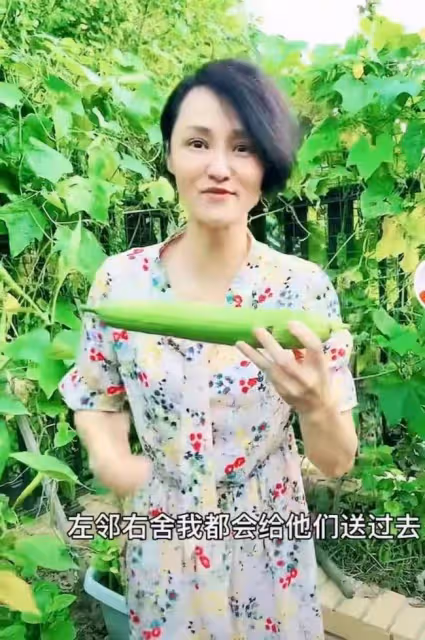 51歲跳水皇后接地氣!打扮樸素親自下田割菜,素顏出鏡似凍齡