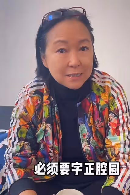 68歲台灣老戲骨領身份證,滿臉自豪難掩興奮,已定居內地落葉歸根