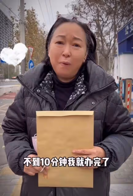 68歲台灣老戲骨領身份證,滿臉自豪難掩興奮,已定居內地落葉歸根