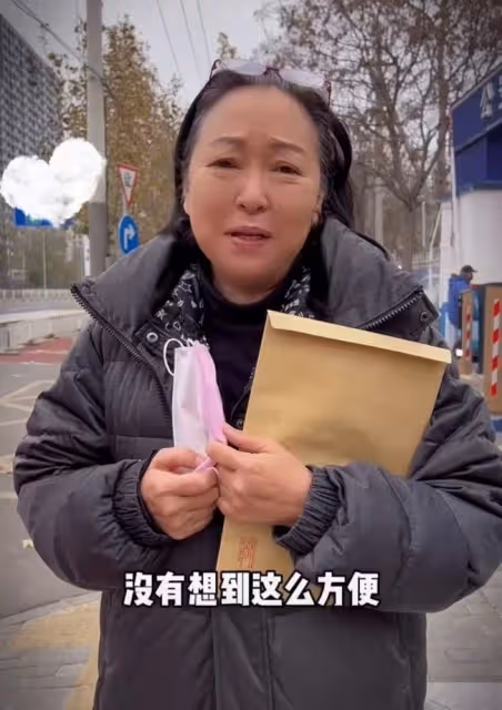 68歲台灣老戲骨領身份證,滿臉自豪難掩興奮,已定居內地落葉歸根