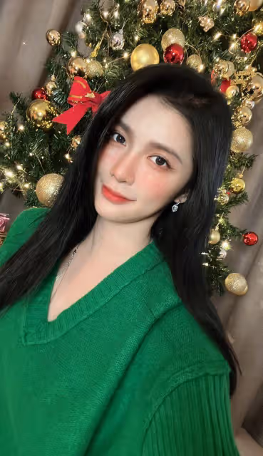 王大陸陪蔡卓宜過聖誕節,穿同色系情侶裝!送女友超大花束好浪漫