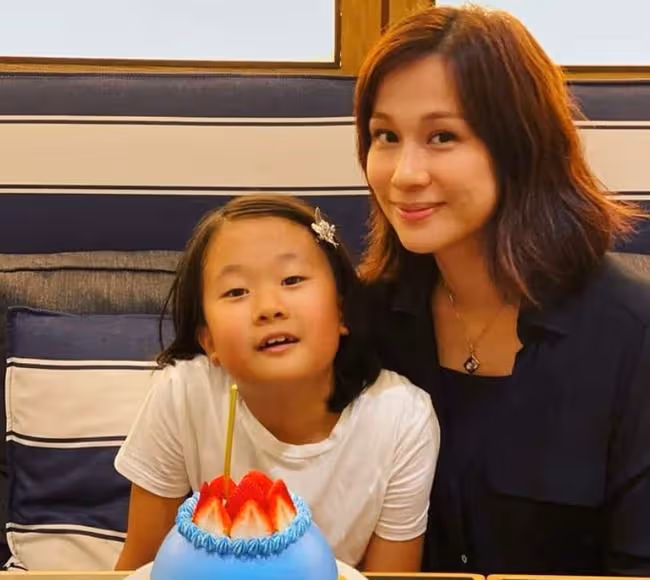 文頌嫻一家三口吃自助餐過聖誕,富商老公高大帥氣,女兒太像爸爸