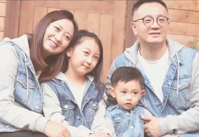 文頌嫻一家三口吃自助餐過聖誕,富商老公高大帥氣,女兒太像爸爸