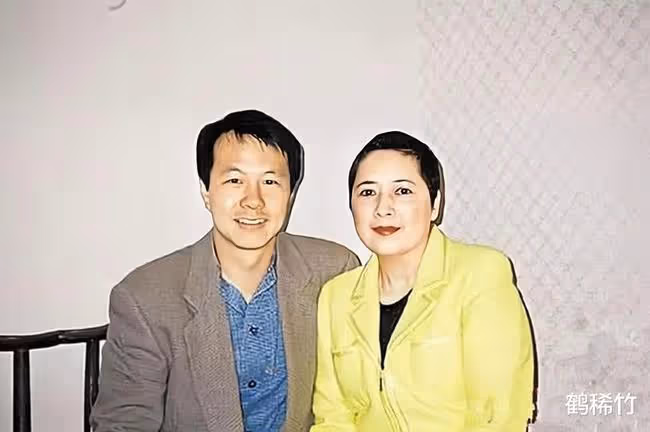 一次半夜李嘉欣打電話給寶詠琴，道：X你老母，大劉就在我身邊，他愛的人是我