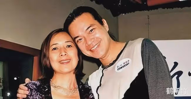 一次半夜李嘉欣打電話給寶詠琴，道：X你老母，大劉就在我身邊，他愛的人是我