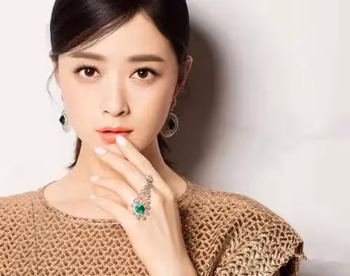 「心直口快」蔣欣,揭開演藝圈亂象,暗諷趙麗穎假唱與好閨蜜鬧掰
