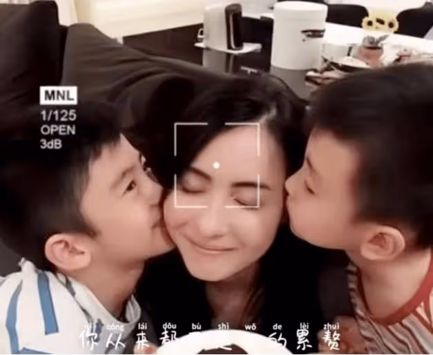 張柏芝被兩個兒子夾擊吻，大兒子酷似謝霆鋒，網友：簡直一模一樣