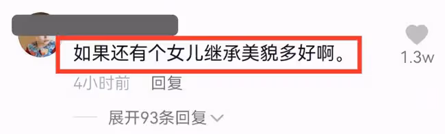 張柏芝被兩個兒子夾擊吻，大兒子酷似謝霆鋒，網友：簡直一模一樣