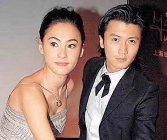 張柏芝被兩個兒子夾擊吻，大兒子酷似謝霆鋒，網友：簡直一模一樣