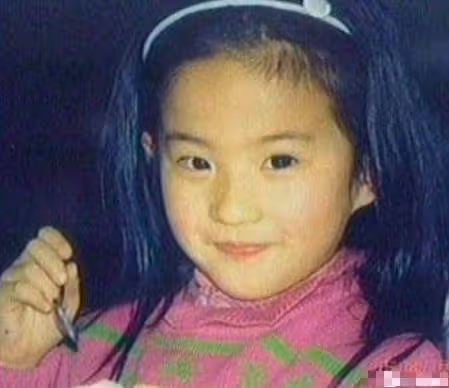 童年李若彤vs劉亦菲，差距真不是一般的大，但上天終歸是公平的