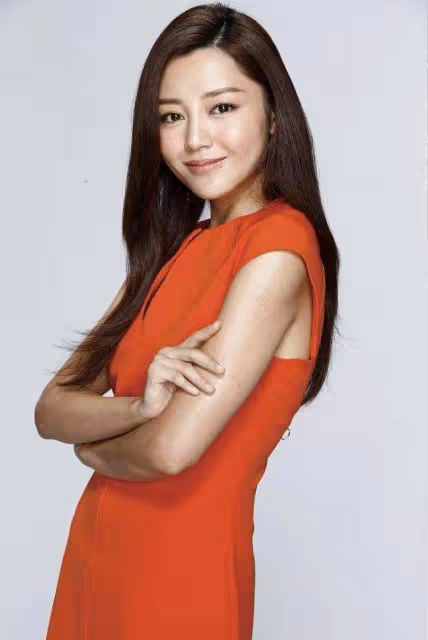 擔心！英皇女星自曝平安夜受傷，大腿驚現血痕，入院縫四針