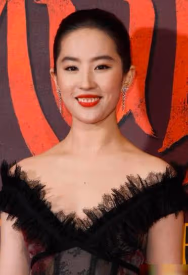 童年李若彤vs劉亦菲，差距真不是一般的大，但上天終歸是公平的