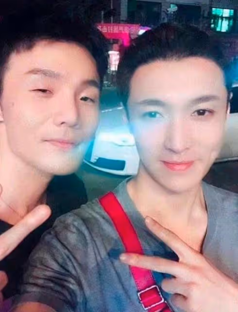 李榮浩張藝興合影，明明張藝興五官更端正，可愣被李榮浩迷住了！