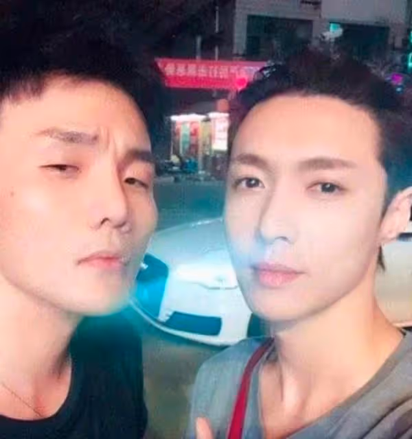 李榮浩張藝興合影，明明張藝興五官更端正，可愣被李榮浩迷住了！