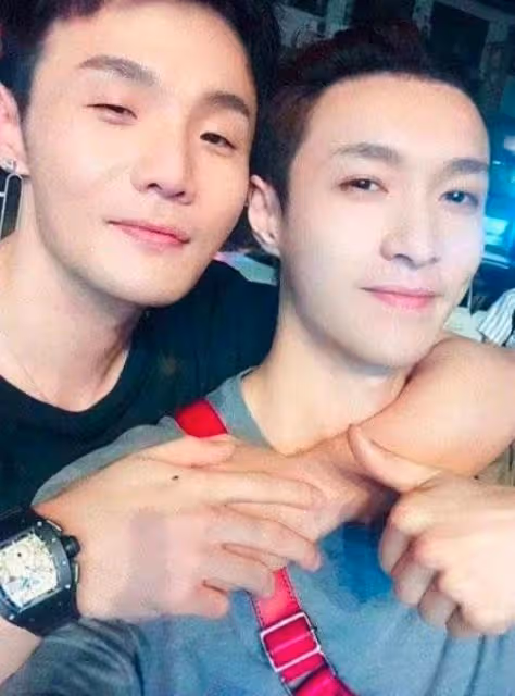 李榮浩張藝興合影，明明張藝興五官更端正，可愣被李榮浩迷住了！