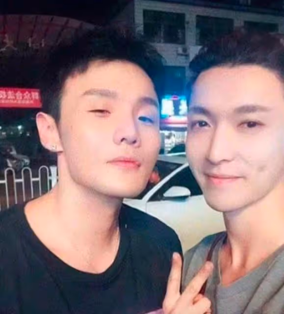 李榮浩張藝興合影，明明張藝興五官更端正，可愣被李榮浩迷住了！
