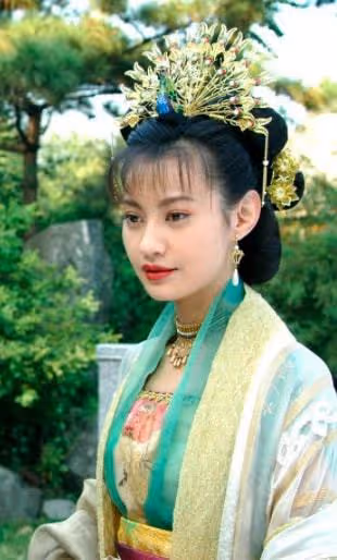 楊雪直播間做活動，臉部僵硬五官奇怪，當年的江玉燕如今成了這樣