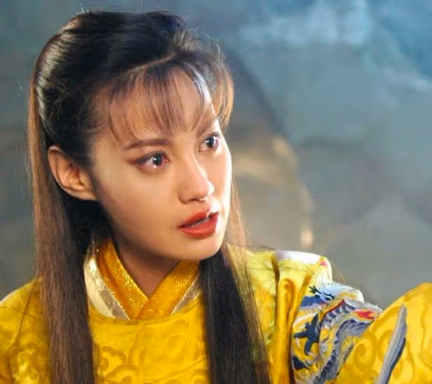 楊雪直播間做活動，臉部僵硬五官奇怪，當年的江玉燕如今成了這樣
