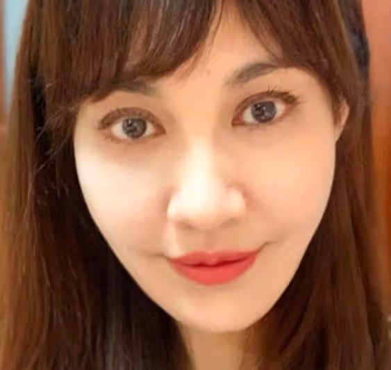 楊雪直播間做活動，臉部僵硬五官奇怪，當年的江玉燕如今成了這樣