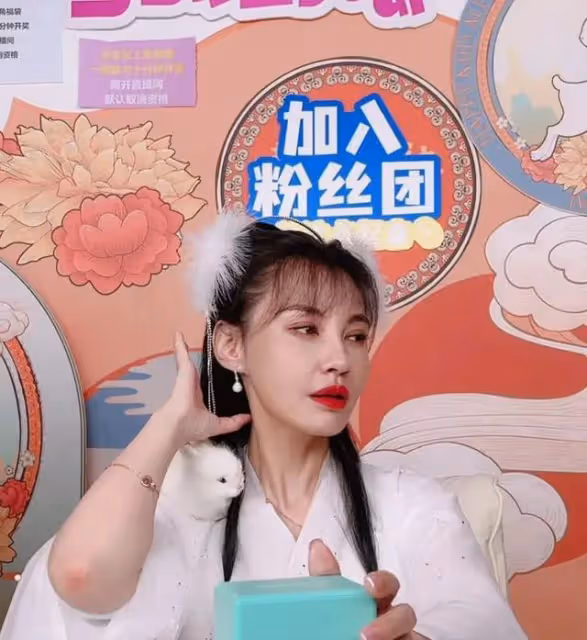 楊雪直播間做活動，臉部僵硬五官奇怪，當年的江玉燕如今成了這樣