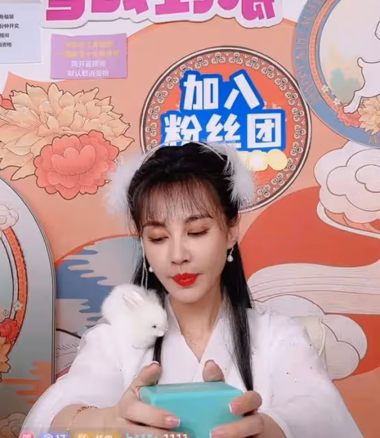 楊雪直播間做活動，臉部僵硬五官奇怪，當年的江玉燕如今成了這樣