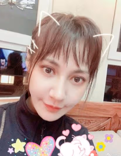 楊雪直播間做活動，臉部僵硬五官奇怪，當年的江玉燕如今成了這樣