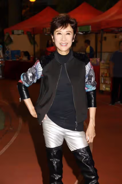 57歲知名港星滯留美國超3周!輾轉買機票稱好無奈,共損失幾十萬