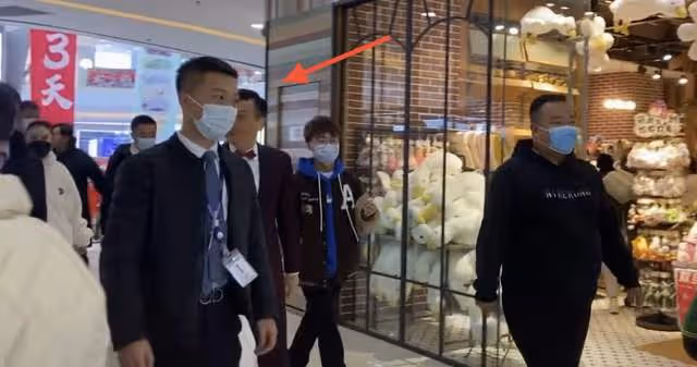 54歲前TVB男星露面，現身簡陋商演人氣高，為自閉症兒子息影多年