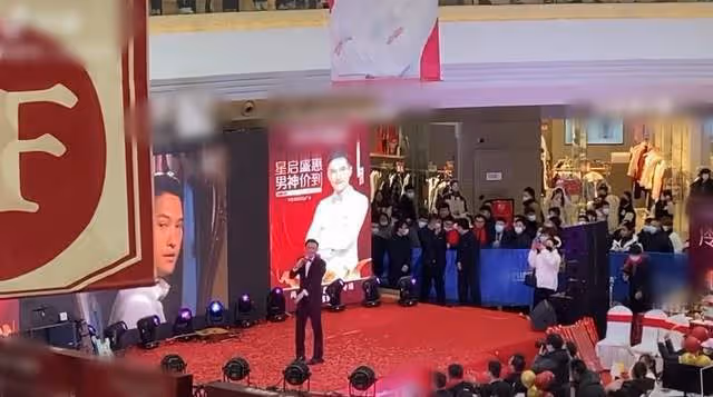 54歲前TVB男星露面，現身簡陋商演人氣高，為自閉症兒子息影多年