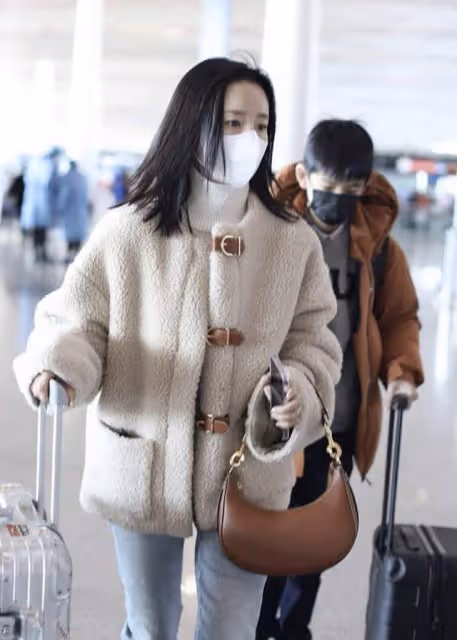 41歲董潔帶娃現身機場,穿四萬外套顯闊氣,12歲兒子眉眼似潘粵明