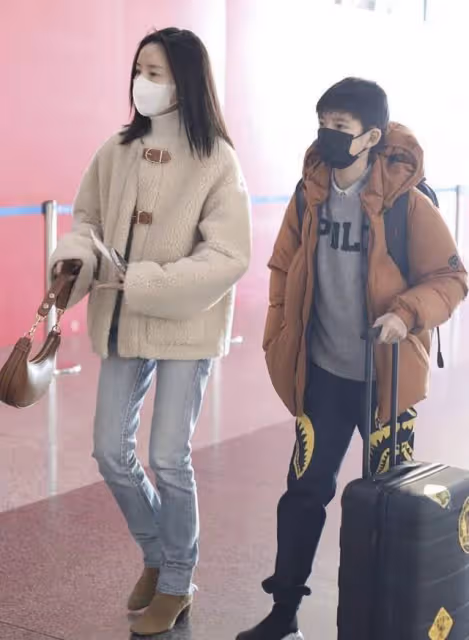 41歲董潔帶娃現身機場,穿四萬外套顯闊氣,12歲兒子眉眼似潘粵明