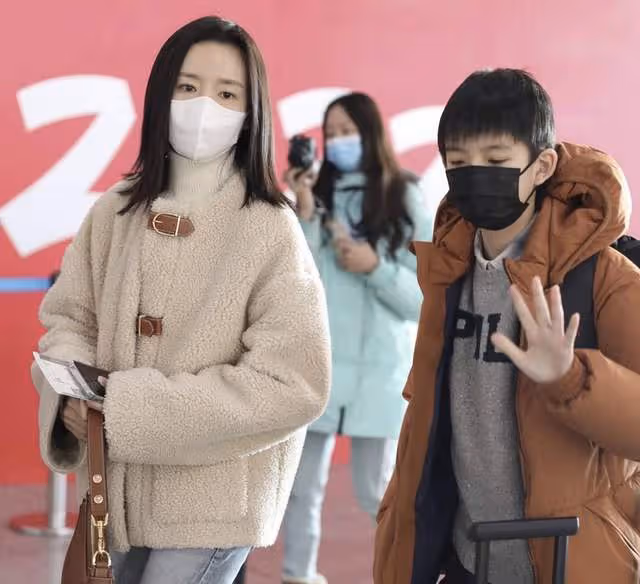 41歲董潔帶娃現身機場,穿四萬外套顯闊氣,12歲兒子眉眼似潘粵明