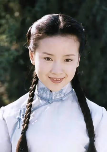 41歲董潔帶娃現身機場,穿四萬外套顯闊氣,12歲兒子眉眼似潘粵明