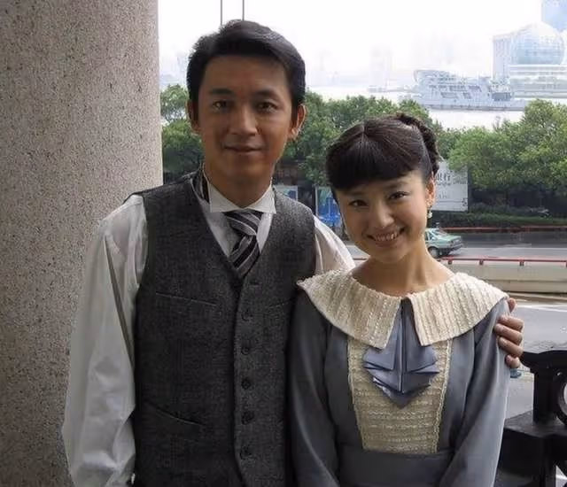 41歲董潔帶娃現身機場,穿四萬外套顯闊氣,12歲兒子眉眼似潘粵明