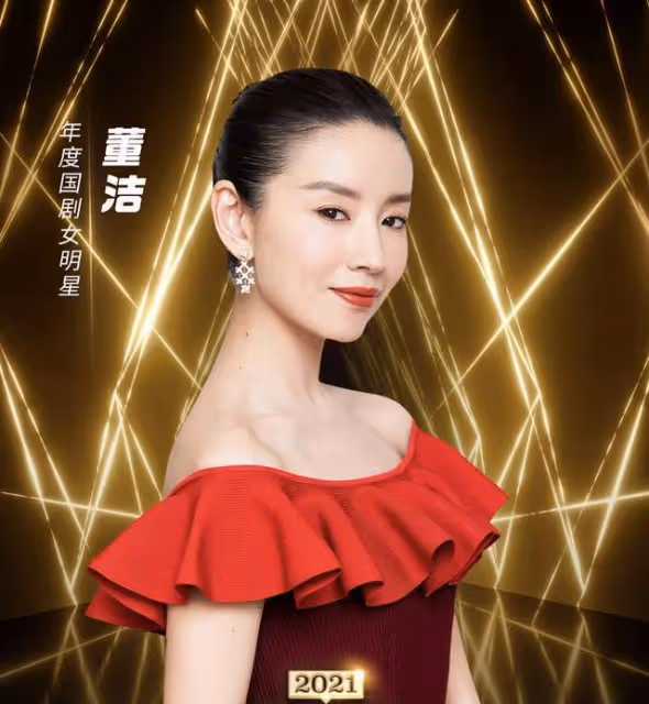 41歲董潔帶娃現身機場,穿四萬外套顯闊氣,12歲兒子眉眼似潘粵明