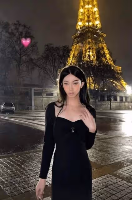 伊能靜兒子女裝扮相過聖誕,長發濃妝小蠻腰搶鏡,身材不輸女明星