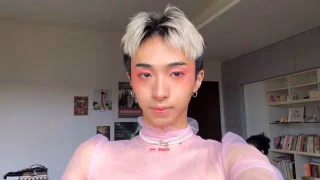 伊能靜兒子女裝扮相過聖誕,長發濃妝小蠻腰搶鏡,身材不輸女明星