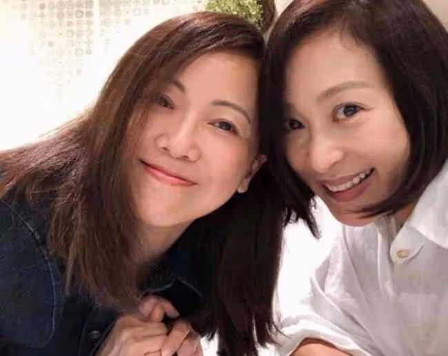 曬曬鄧萃雯在香港的家,陽台外面就是海灘,在家就能欣賞絕美海景