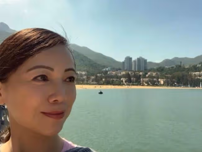 曬曬鄧萃雯在香港的家,陽台外面就是海灘,在家就能欣賞絕美海景