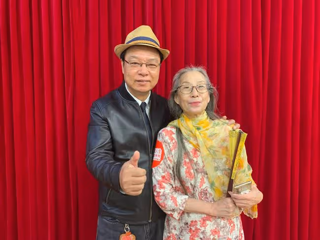 李連杰86歲岳父近照打扮低調，上戲畢業曾從影68年，卻從不談女兒