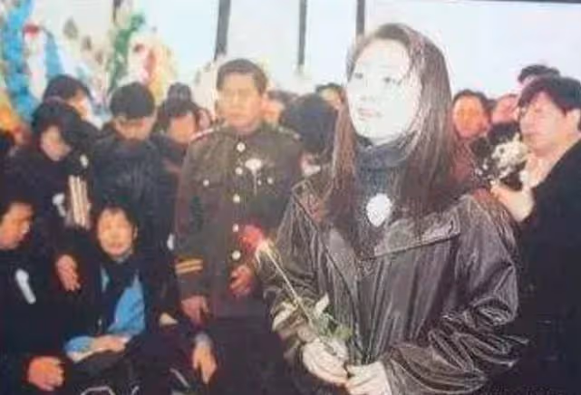 香妃去世後僅八個月，父親哥哥接連去世，母親成抑鬱，是巧合嗎？