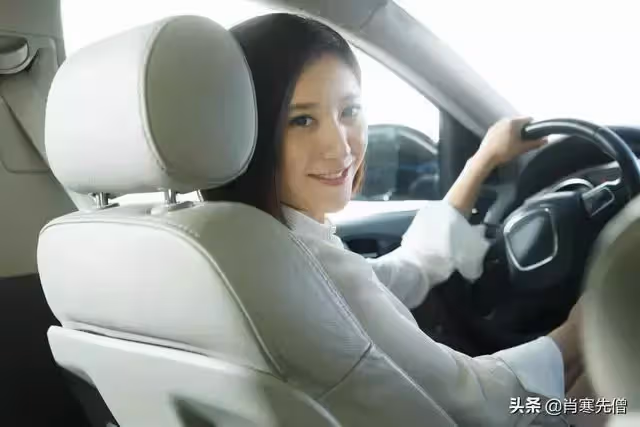 妻子接送丈夫上下班被人看不起,丈夫說:月薪3萬就是我的底氣