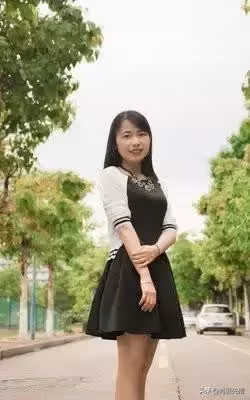 妻子接送丈夫上下班被人看不起,丈夫說:月薪3萬就是我的底氣