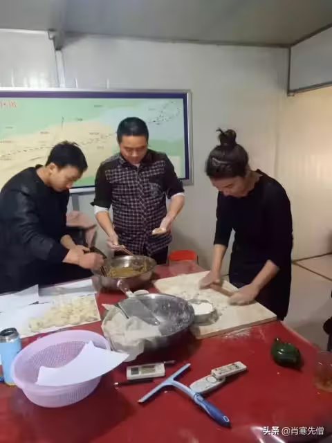 妻子接送丈夫上下班被人看不起,丈夫說:月薪3萬就是我的底氣