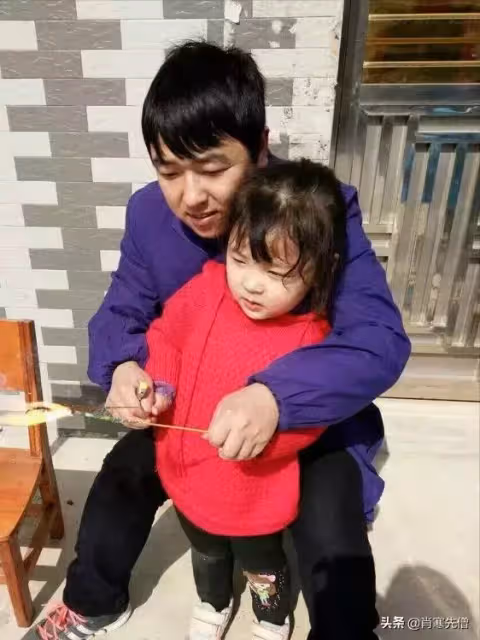 妻子接送丈夫上下班被人看不起,丈夫說:月薪3萬就是我的底氣