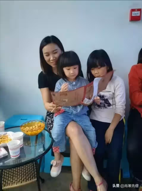 妻子接送丈夫上下班被人看不起,丈夫說:月薪3萬就是我的底氣
