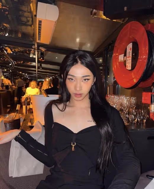 伊能靜兒子巴黎度假,扮女裝現身酒吧,穿長裙身材窈窕不輸媽媽